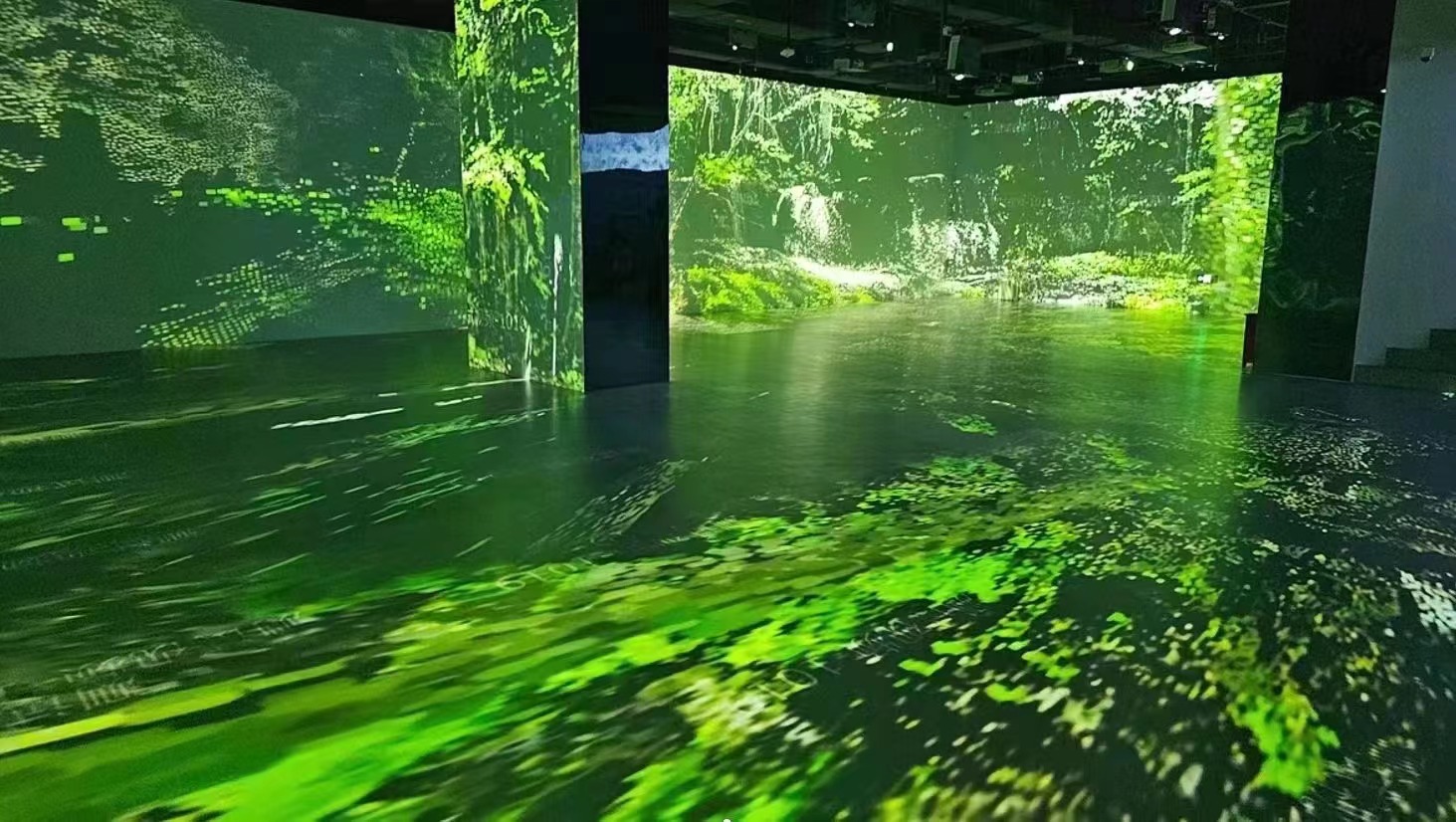 Indoor 360° immersive projection for kids