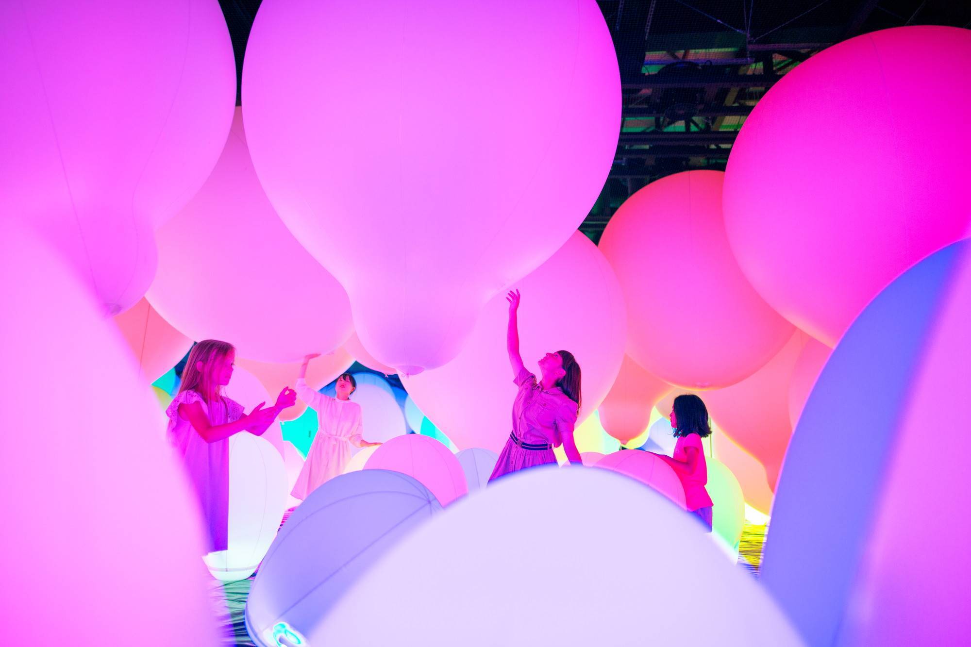 visitor engagement with immersive balloon art installations