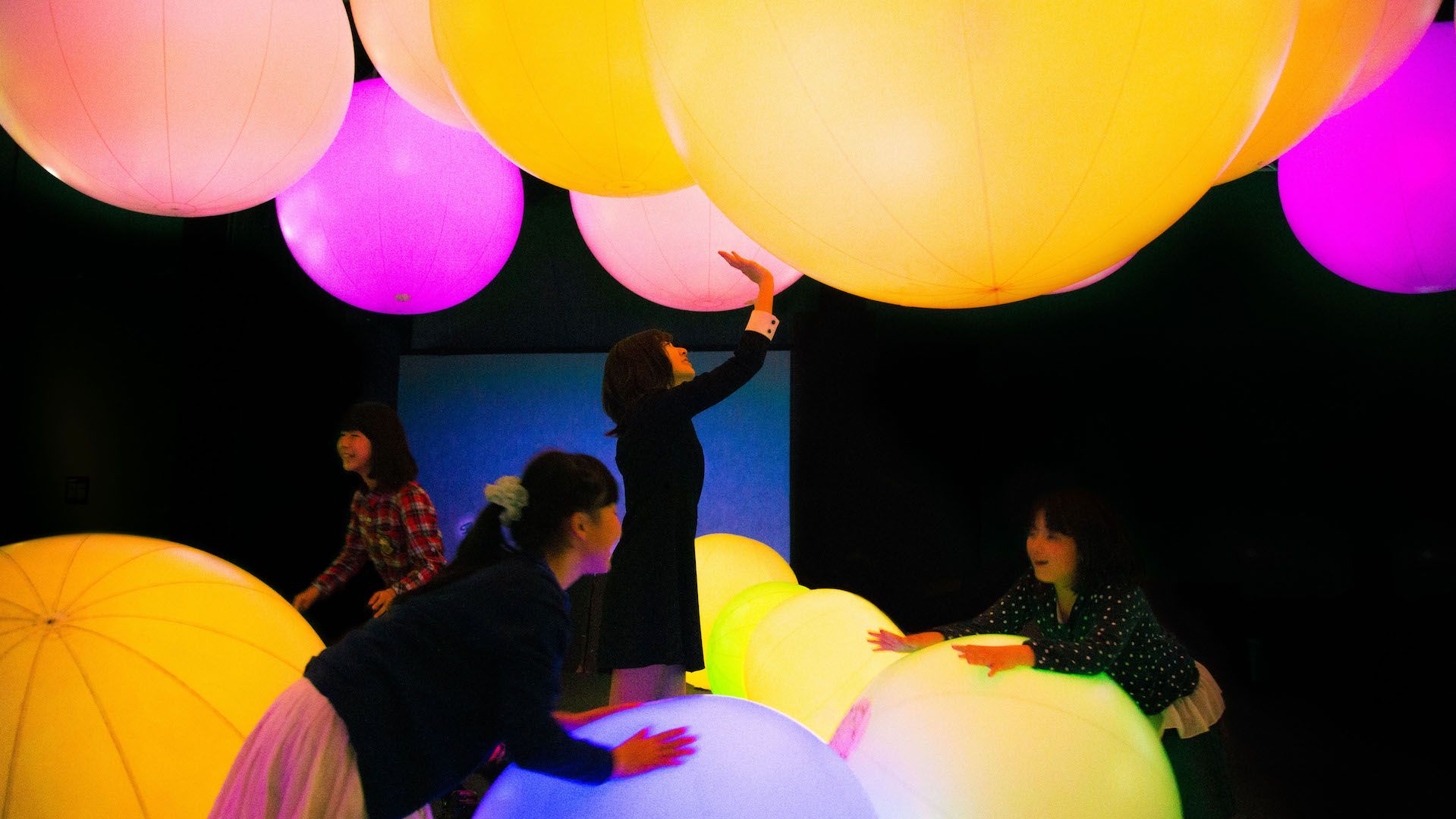 immersive art experiences with LED balloons